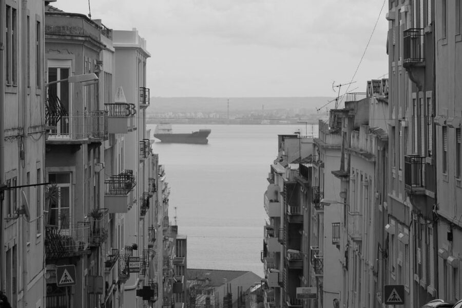 Lisbon: Alfama and São Jorge Castle Quarters Walking Tour - Reaching São Jorge Castle without entering it
