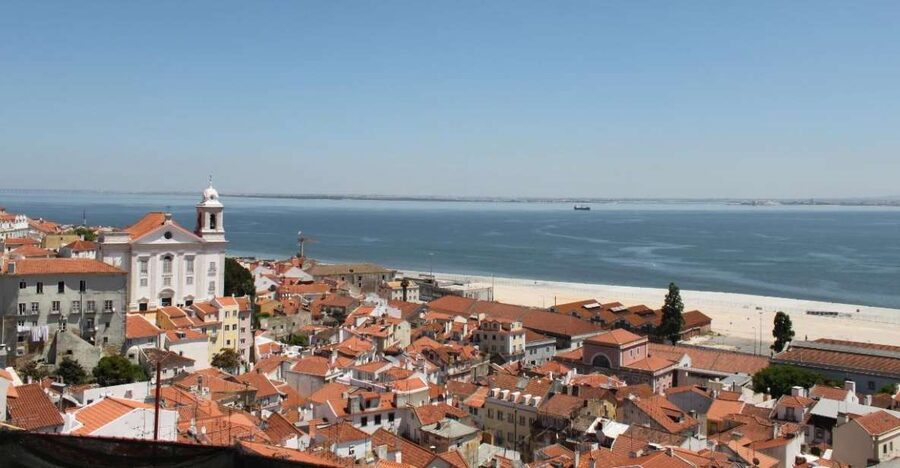 Lisbon: Alfama and São Jorge Castle Quarters Walking Tour - Portas do Sol and the payoff of the climb