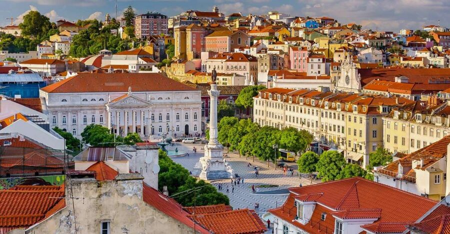 Lisbon: Alfama, Bairro Alto and Downtown Walking Tour - Riding the Elevador da Glória
