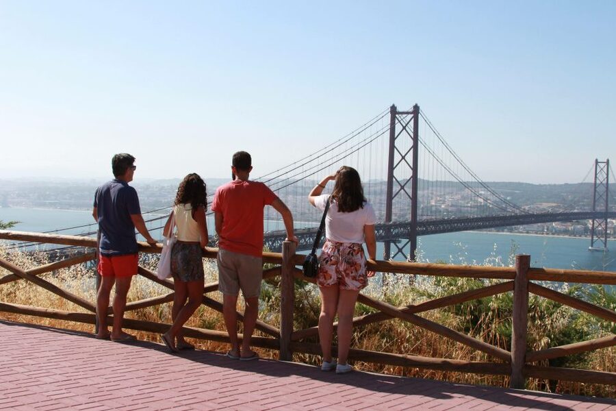 Lisbon: Arrábida and Sesimbra Day Trip with Wine - A family-owned estate and a taste of local wine