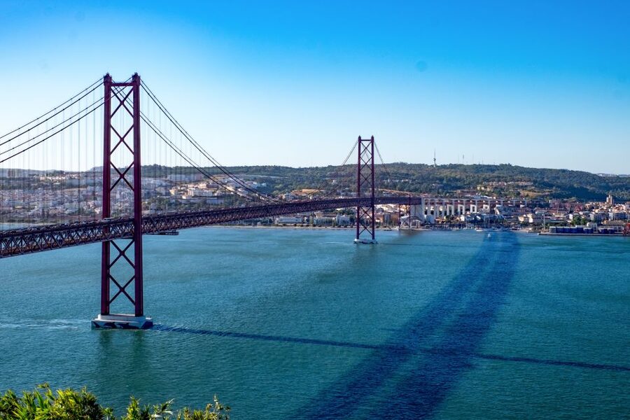 Lisbon: Arrábida Natural Park and Sesimbra Day Trip - Meco Beach and the Western Coastline