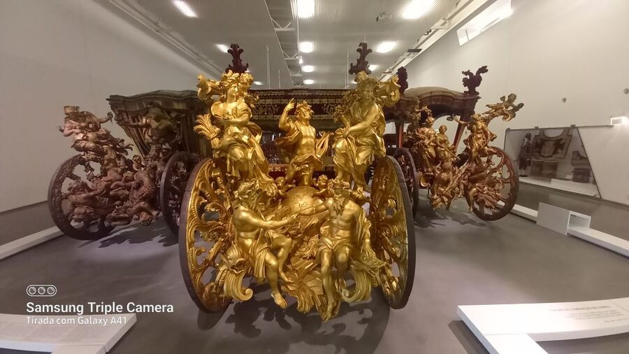 Lisbon: Belem, Jeronimos Monastery, and Coach Museum Tour - A pastry break at Pastéis de Belém