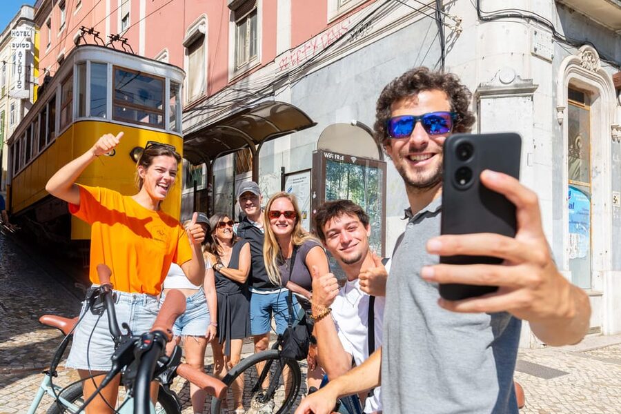 Lisbon Bike Tour: Langs de rivier van Belém naar Lissabon - A pastel de nata and a useful café break