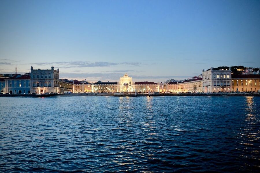 Lisbon: Boat Cruise with Live Fado Performance and a Drink - Who should book this one-hour outing?