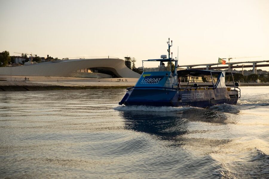 Lisbon: Boat Cruise with Live Fado Performance and a Drink - Your included drink and the $43 price