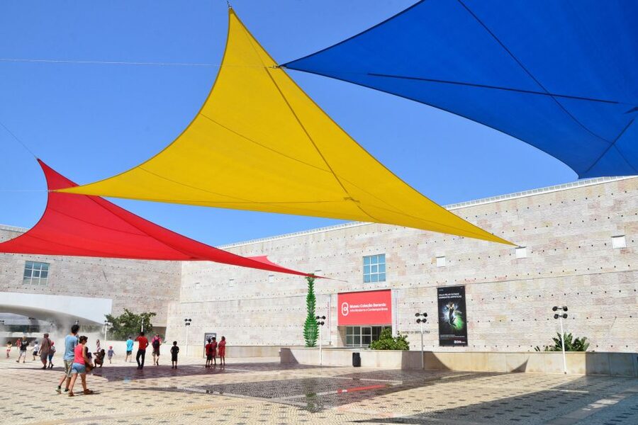 Lisbon: Boat Tour Ticket and Hop-on Hop-off 48-Hour Bus. - The pink Modern Lisbon route, toward the Oceanarium