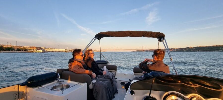 Lisbon: Boat Tour with Champagne - Cristo Rei, Porto Brandão, and the south bank