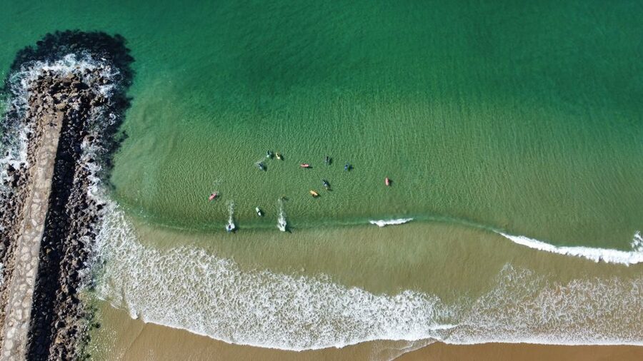 Lisbon: Capafórnia Surf Experience - Paddling and positioning before standing up