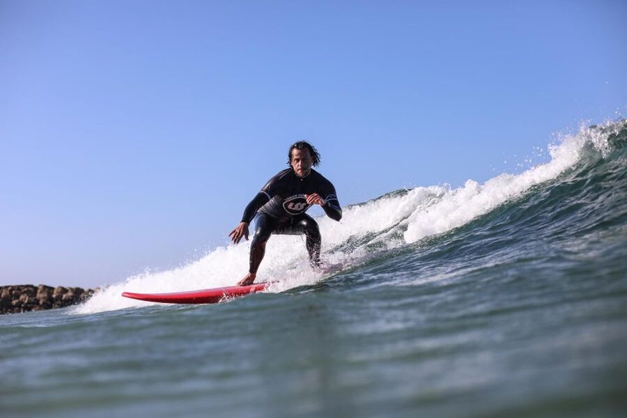 Lisbon: Capafórnia Surf Experience - Standing up and catching your first waves