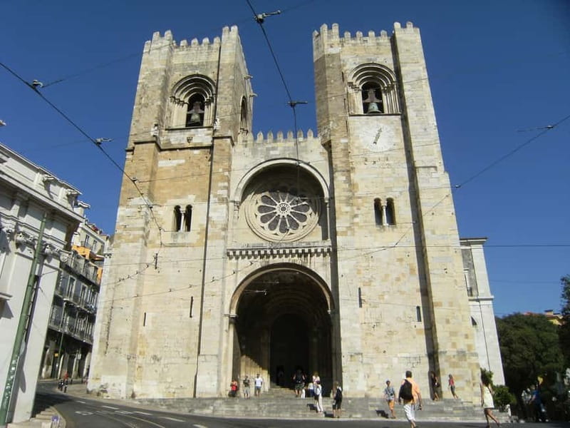 Lisbon: City Highlights Tuk-Tuk Tour with Pickup - What the guide adds to the ride