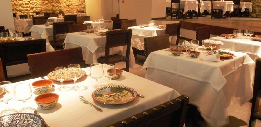 Lisbon Dinner with Fado Show and Sights by Night - Who should book this Lisbon night tour?