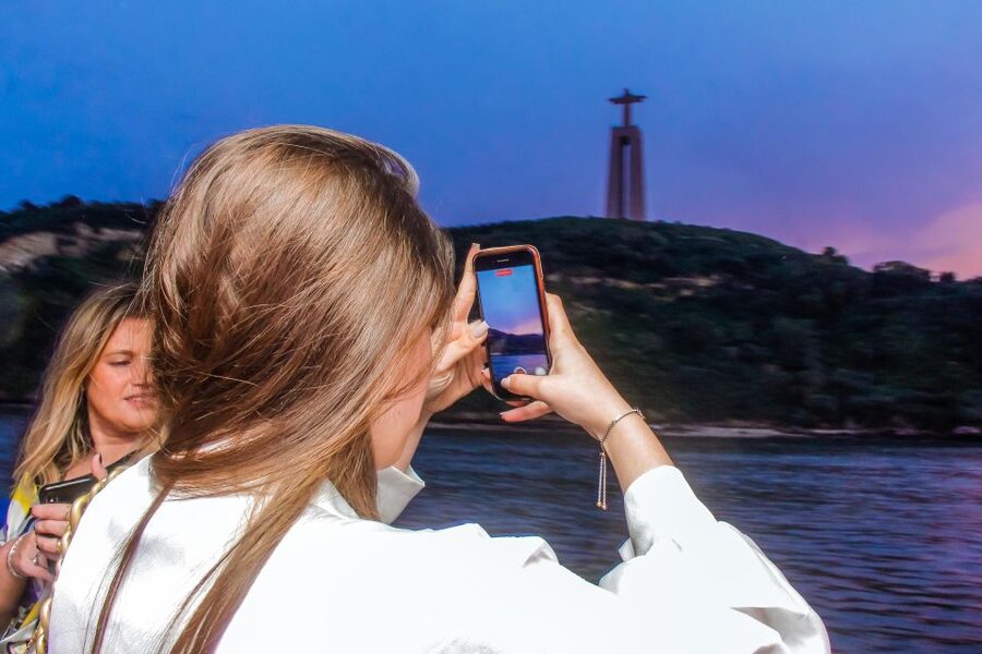 Lisbon: Disco Night Cruise with DJ and Open Bar - The best parts at a glance