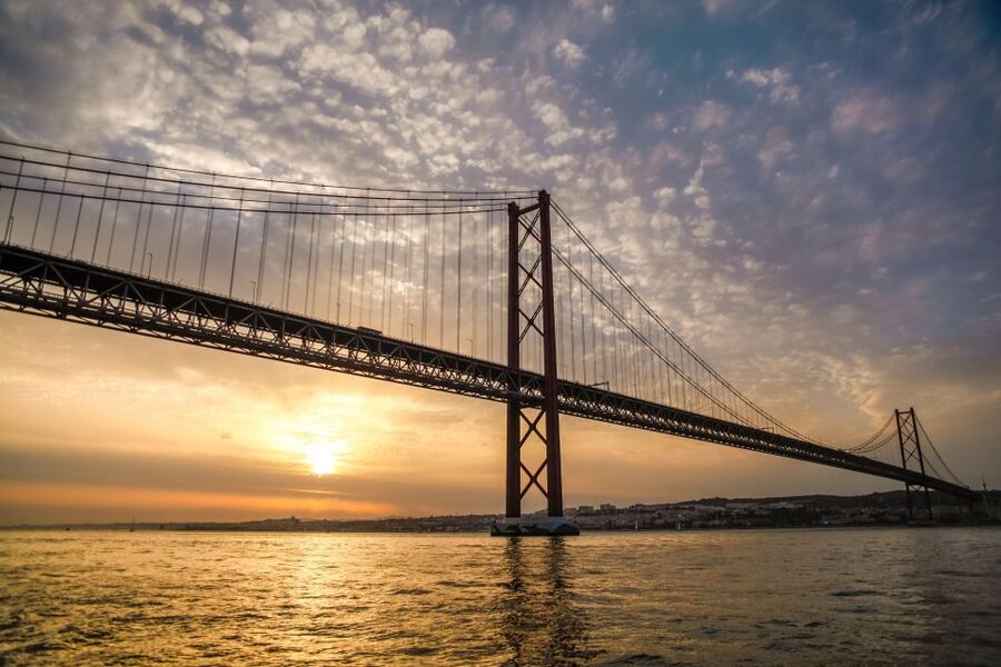 Lisbon: Disco Night Cruise with DJ and Open Bar - Crowding, bathrooms, and comfort