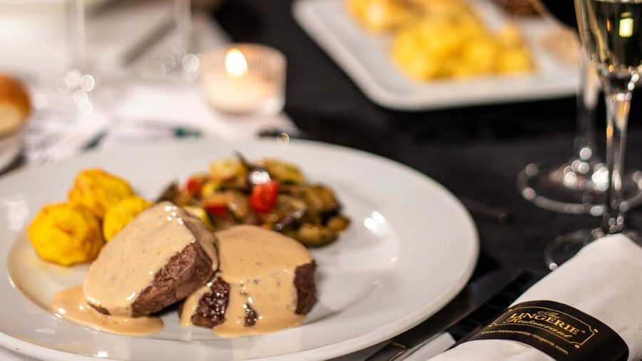Lisbon: Erotic Cabaret Show and Dinner - Who Will Enjoy This Most