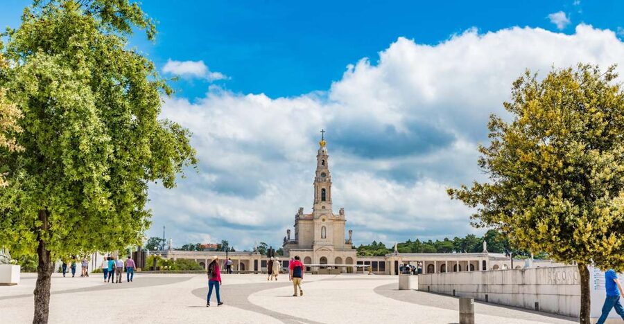 Lisbon: Fatima, Batalha, Nazare and Obidos Tour Hotel Pickup - Batalha Monastery and the cost of royal gratitude
