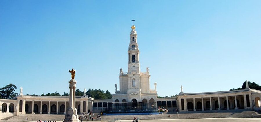 Lisbon: Fátima & Holy Eucaristy Miracle Relic, Spiritual Day - Lunch, shopping, and the real pace of the visit
