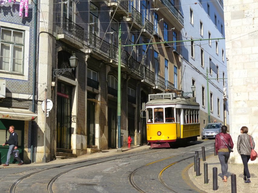 Lisbon: Full-Day Small-Group City Tour with Hotel Pickup - The guide makes the difference