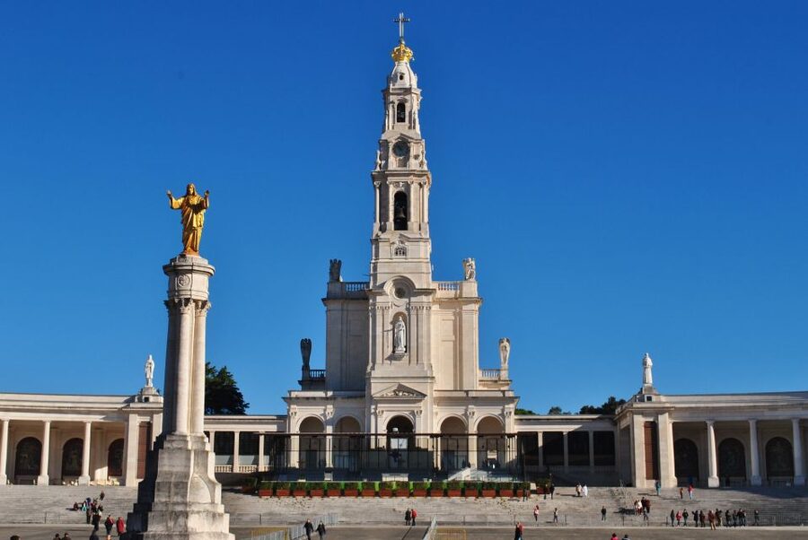 Lisbon: Full Day Tour to Fátima, Batalha, Nazaré and Óbidos - Batalha Monastery and the story of Portuguese independence