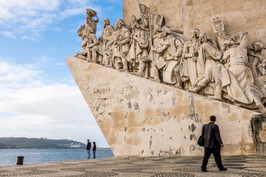 Lisbon: Half-Day City Tour - Alfama through narrow lanes and a digital walking tour