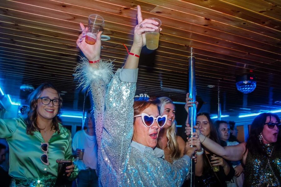 Lisbon: New Year's Eve with Live Dj Fireworks and Open Bar - The open bar and midnight toast