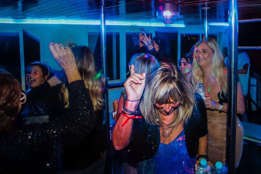 Lisbon: New Year's Eve with Live Dj Fireworks and Open Bar - Music, dancing, and the social mood
