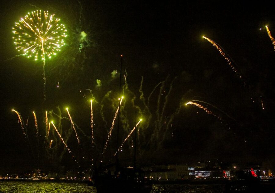 Lisbon: New Year's Eve with Live Dj Fireworks and Open Bar - Boarding at Doca da Marinha