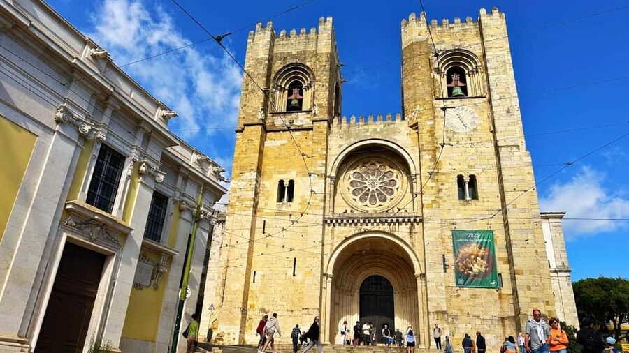 Lisbon: Old Town Tuk-Tuk Tour - What the guide adds to the ride
