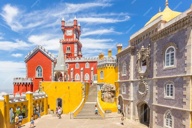 Lisbon: Pena Palace-Cabo da Roca & Cascais Private Tour - Lunch on the cliffs at Azenhas do Mar