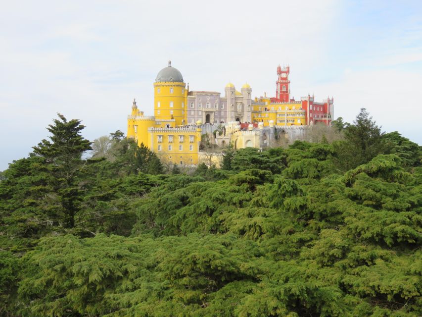 Lisbon: Pena, Regaleira & Atlantic Coast Tour with a Local - A seaside lunch at Praia Grande