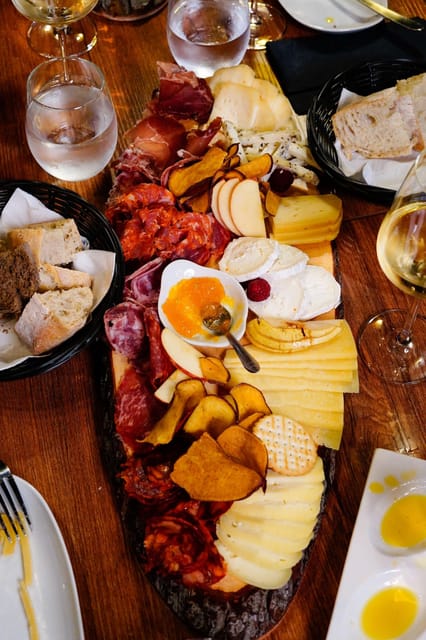 Lisbon: Premium Wine and Tapas Tasting Session - Why the one-place format works