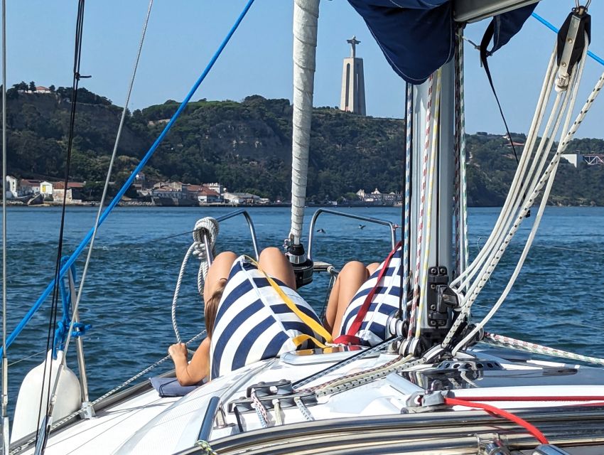 Lisbon: Private Boutique Boat Tour – Sail in Style - Alfama, the National Pantheon, and old Lisbon
