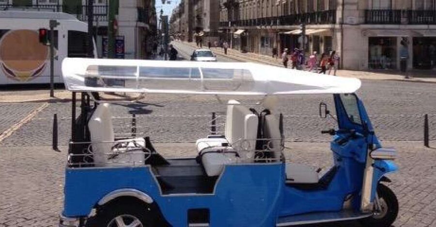 Lisbon: Private Guided Tour of Historical Center by Tuk Tuk - What guides add to the ride