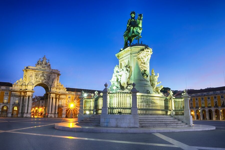Lisbon: Private Half-Day Tour with Hotel Pickup - Lisbon Cathedral and the castle quarter lead into Alfama