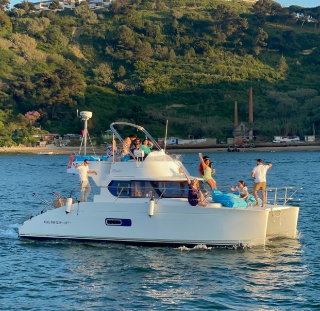 Lisbon: Private Luxury Catamaran Tour with Welcome Drink - Meeting at Doca de Belém and getting settled