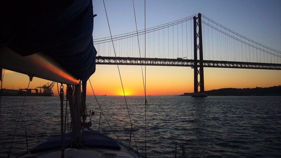 Lisbon: Private Sunset Sailing Tour with Champagne - Returning along historic Lisbon’s north bank