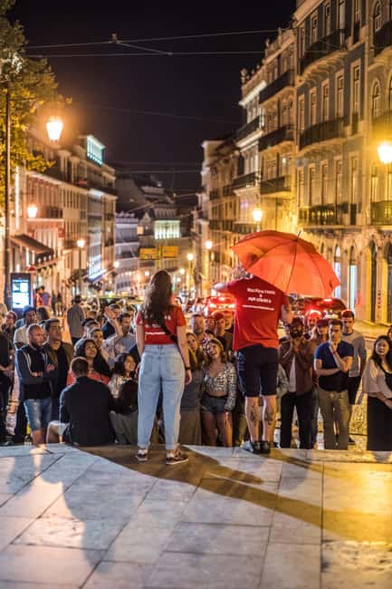 Lisbon: Pub Crawl with Open Bar and VIP Club Entry - The first hour: unlimited beer and sangria
