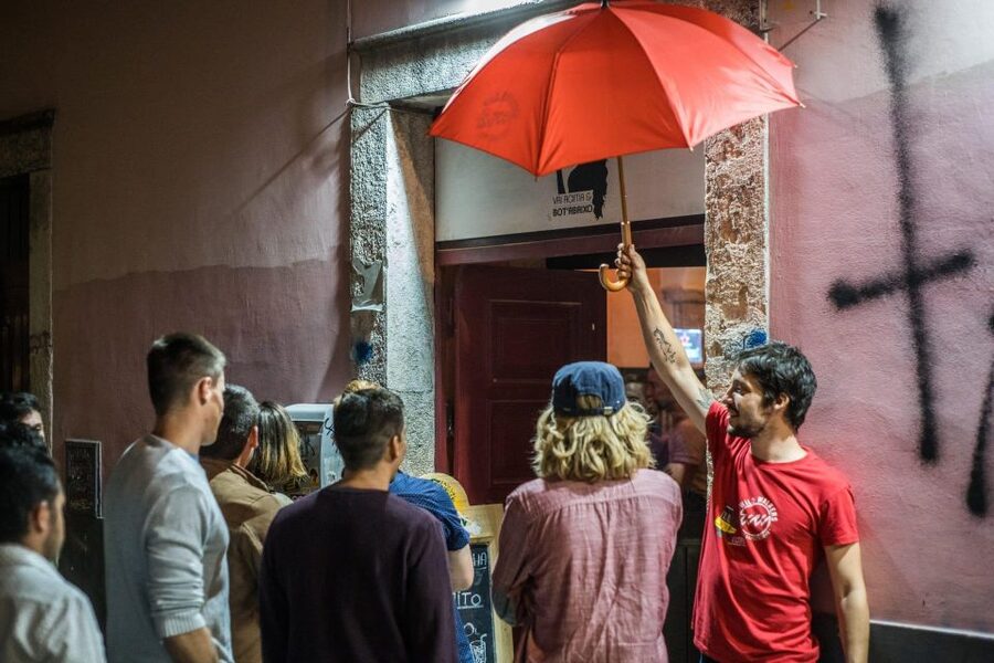 Lisbon: Pub Crawl with Open Bar and VIP Club Entry - What the night does well