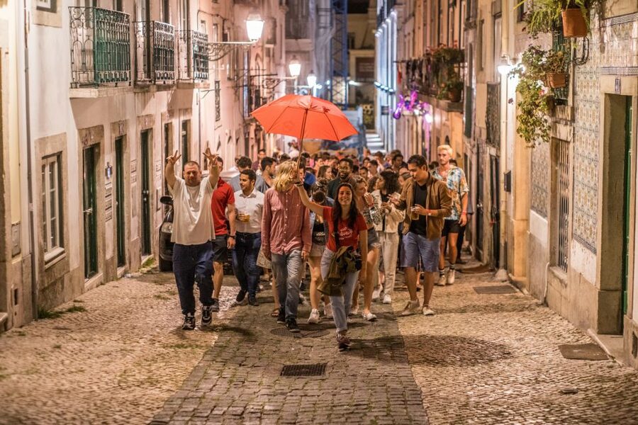 Lisbon: Pub Crawl with Open Bar and VIP Club Entry - Meeting at Praça Luís de Camões