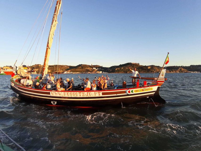 Lisbon: River Tagus Sightseeing Cruise in Traditional Vessel - Finding the boat at Praça do Comércio