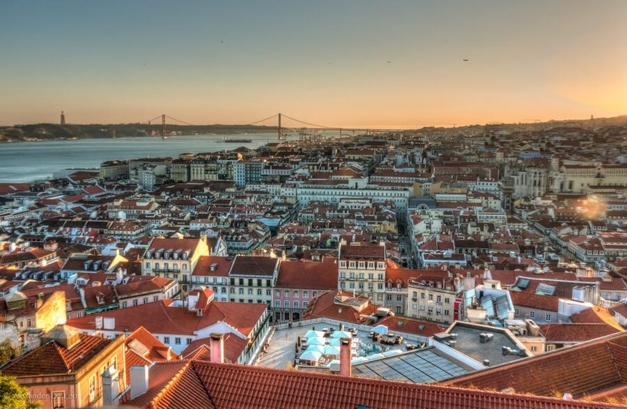 Lisbon's historic old town in a tuk-tuk in German - Who should book this German-language ride?