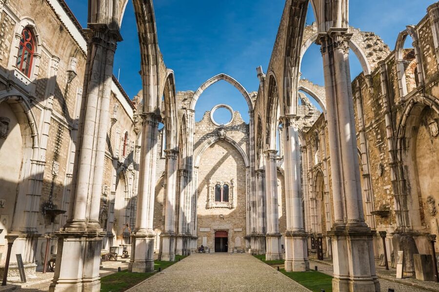 Lisbon's historic old town in a tuk-tuk in German - Santa Luzia and Portas do Sol viewpoints
