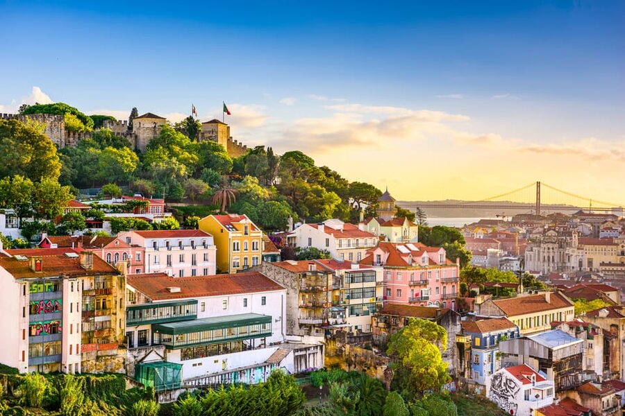 Lisbon's historic old town in a tuk-tuk in German - Mouraria, where the route changes character