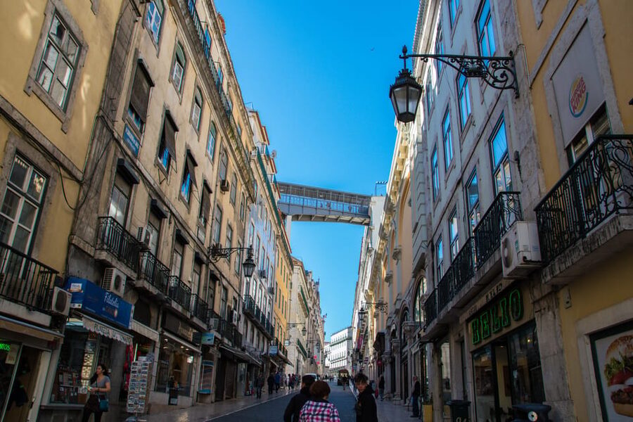 Lisbon's historic old town in a tuk-tuk in German - Alfama, the Sé, and Lisbon’s oldest streets