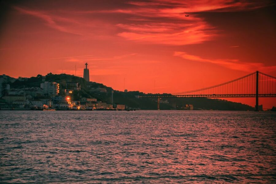 Lisbon: Sailboat Tour w/ Local Guide and Open Bar Green Wine - The first stretch along the Tagus