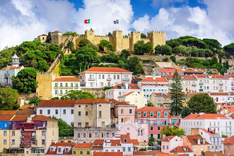 Lisbon: Saint George's Castle Entry Ticket and Guided Visit - Meeting your guide near Castelo