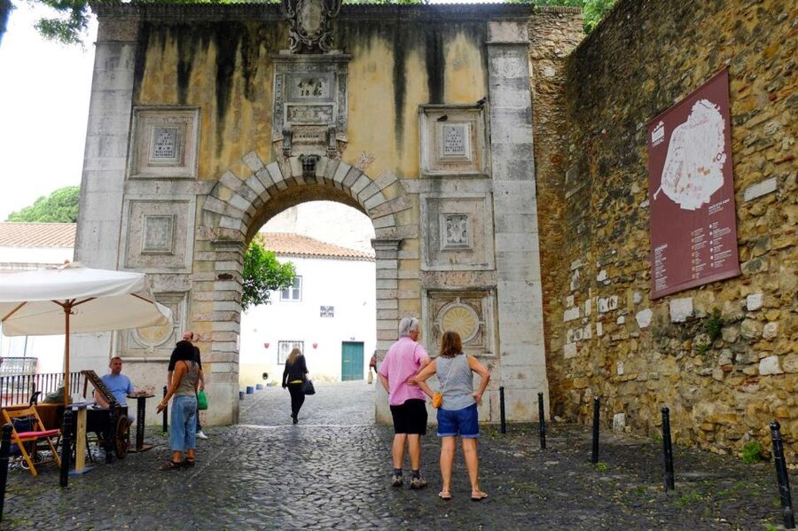 Lisbon: Saint George's Castle Entry Ticket and Guided Visit - What the 1.5-hour route is really like