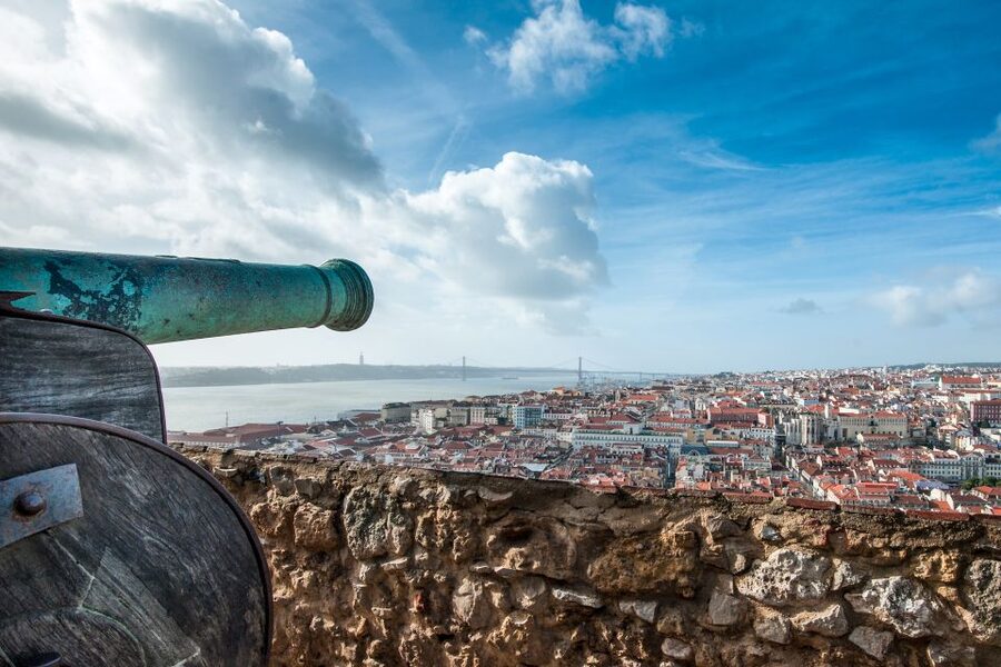 Lisbon: Sao Jorge Castle Skip-the-Line Ticket with Guide - Meeting the guide beside the red phone booth