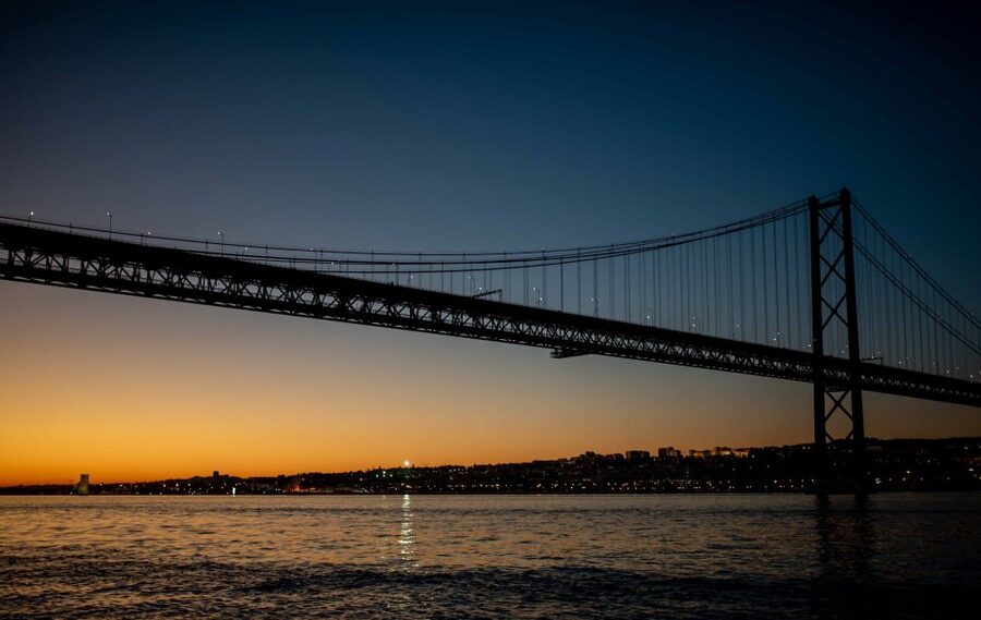 Lisbon: Scenic Day & Sunset Boat Tour with a Drink - What the sunset departure adds