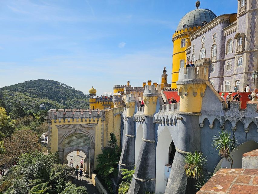 Lisbon: Sintra, Pena, Cabo da Roca Coast & Cascais Day Tour - Two hours to eat and wander in Cascais
