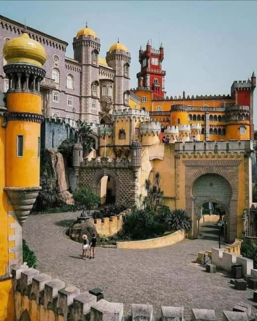 Lisbon: Sintra, Pena Palace, Moorish Castle & Regaleira Tour - The guides are a major part of the value